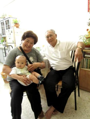 a picture with dad's eldest sis and bro in law. Chen's grandaunt. :)